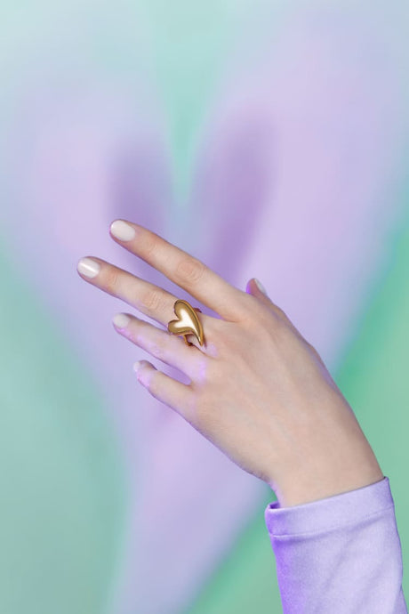 anillo de amor en forma de corazón en oro